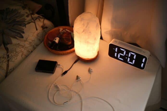 Lampe auf Nachttisch